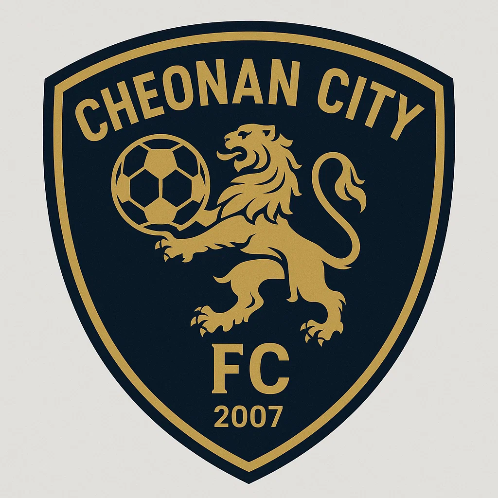 천안시티 FC 공식 엠블럼 – 금색 사자와 축구공이 새겨진 네이비 방패형 로고