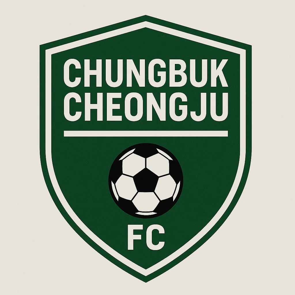 충북 청주 FC 공식 엠블럼 – 초록색 방패형 로고와 축구공 디자인
