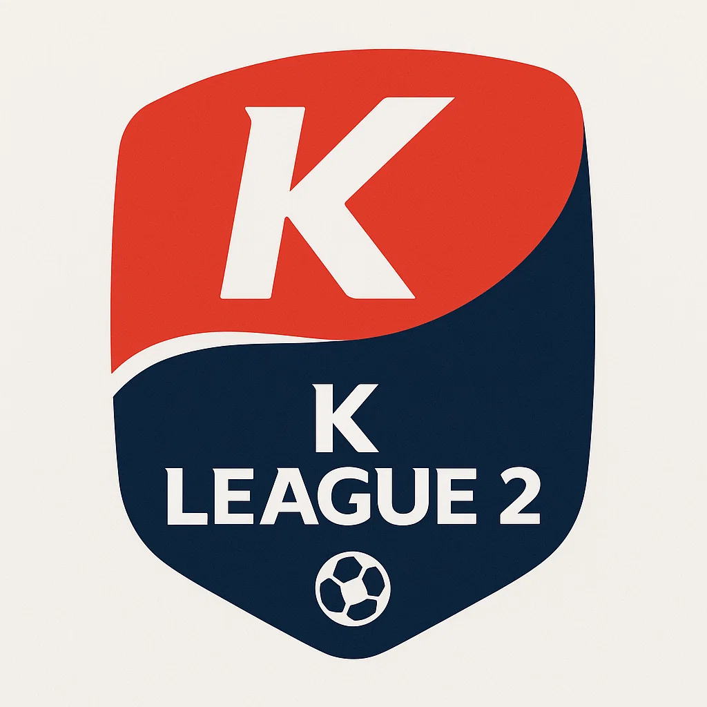 붉은색과 남색이 조화를 이루는 K리그2 공식 엠블럼 이미지. 상단에는 ‘K’, 하단에는 ‘K LEAGUE 2’와 축구공 아이콘이 배치되어 있다.